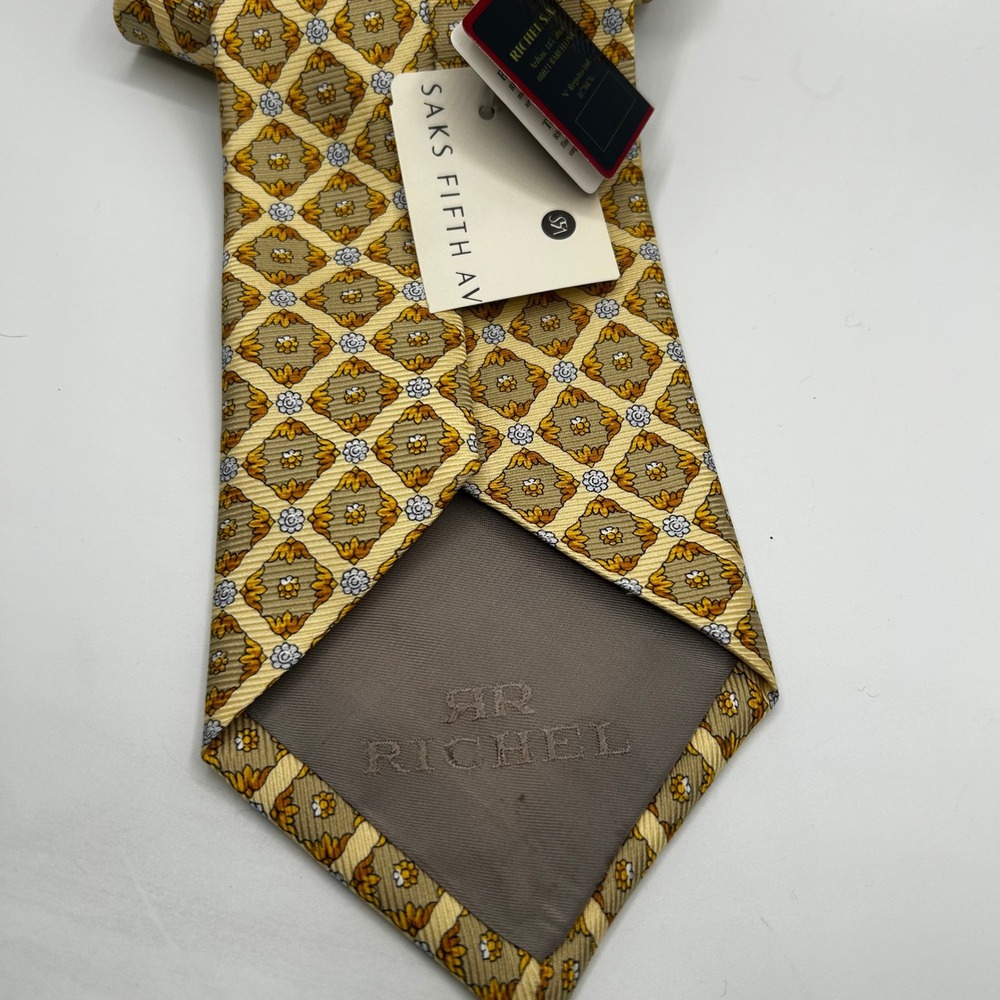 Richel Mens Silk Tie Gold Tan Geometric Medallion Saks Fifth‎ Avenue Spain NEW